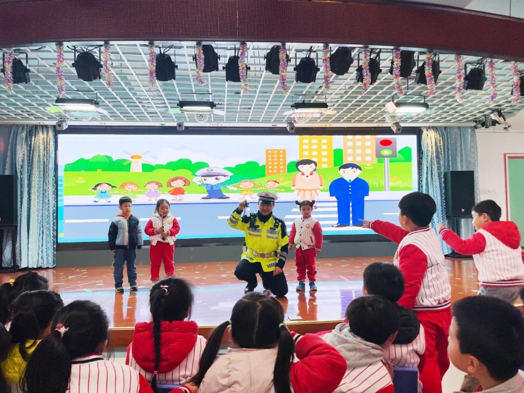 开学季百警坚守护学岗,开学季警察蜀黍温馨寄语