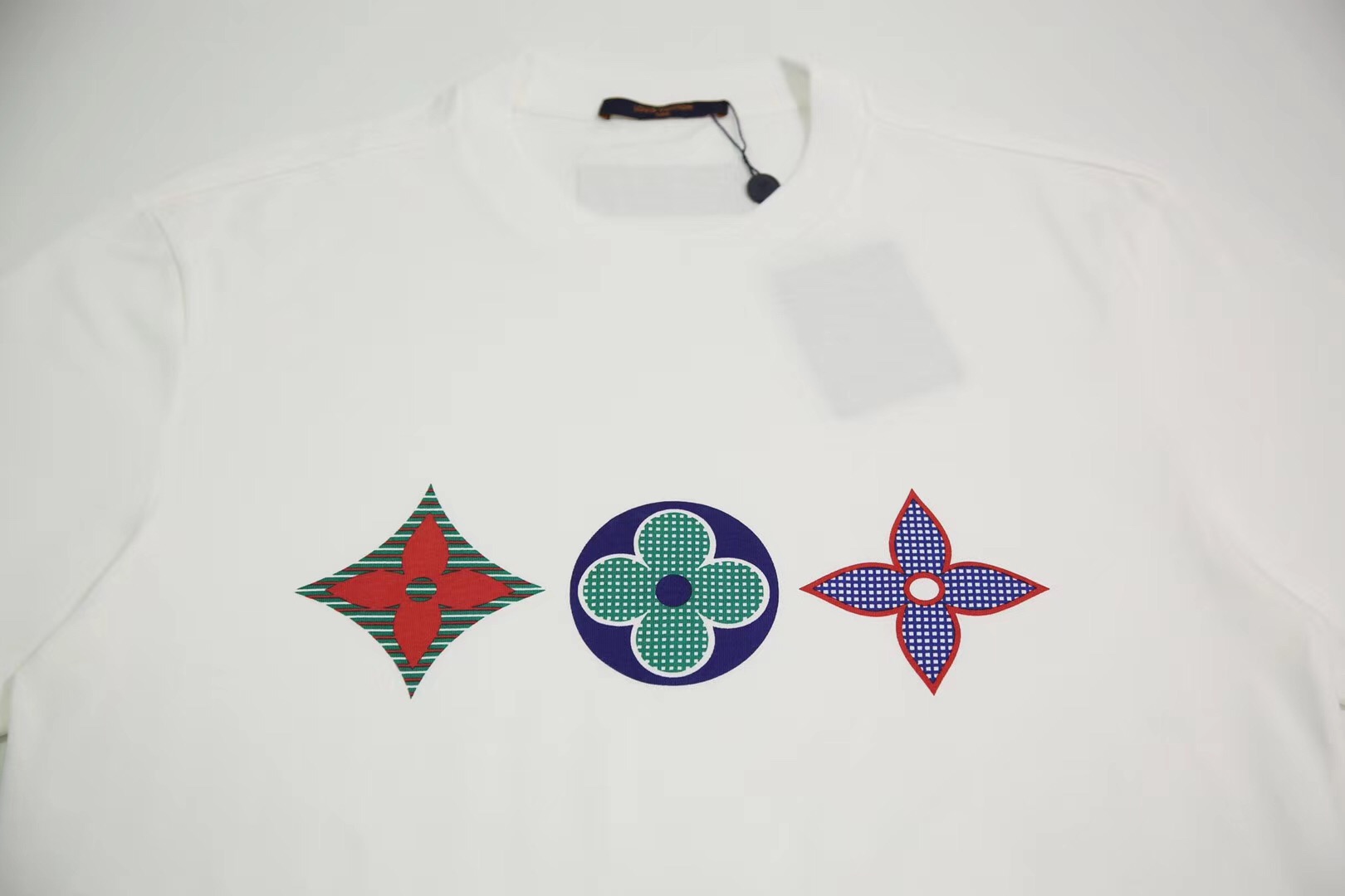 微信上卖仿冒奢侈品,为什么微信上很多假冒老外骗人