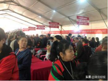 武汉人自己的狂欢！数千人齐聚汉口北海宁皮革品牌广场畅玩“嗨皮大团购”