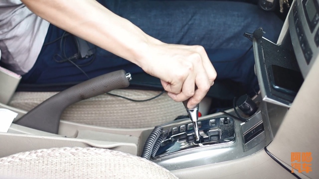 自动挡车坡道停车注意事项,自动挡车停车顺序错了会怎么样