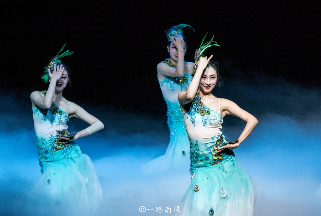 美女介绍丽江千古情景区,丽江千古情景区人多吗