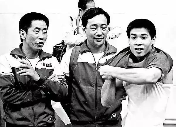 李宁百鬼夜行,李宁一黑一白鞋子