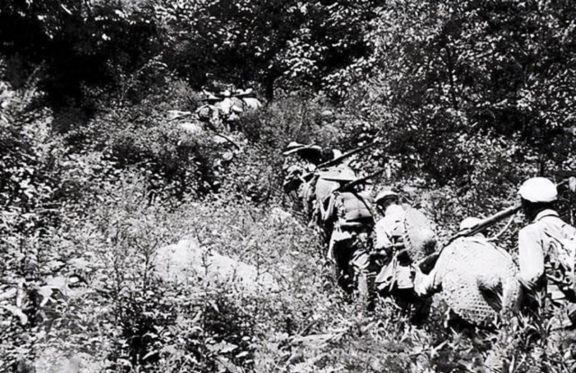 女儿收拾父亲遗物，发现一张“破烂奖状”，原来父亲是特等功臣