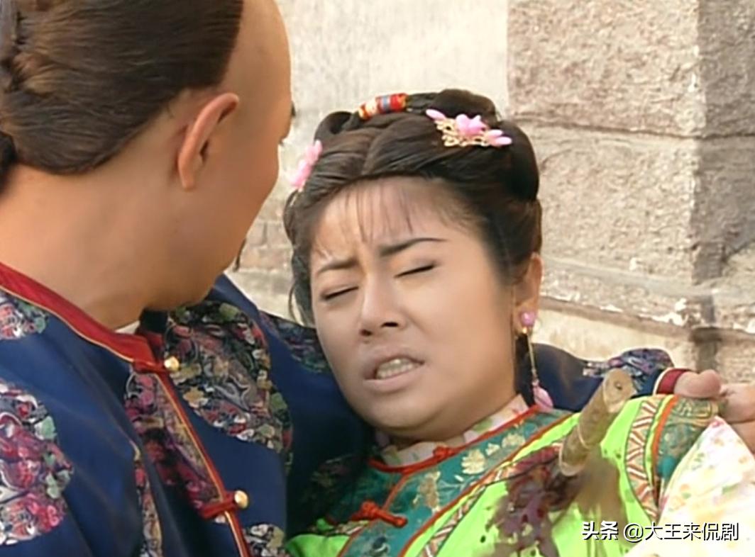 紫薇眼睛瞎了皇上派福伦找到紫薇,紫薇替皇上挡刀知府来救驾