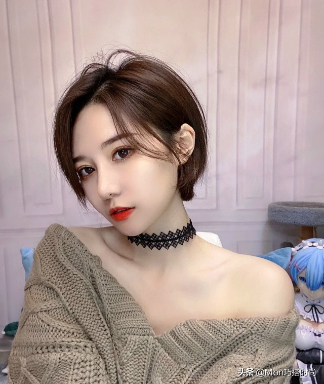 脸大脸圆适合剪短发吗,脸大头发细软还少的适合剪短发吗