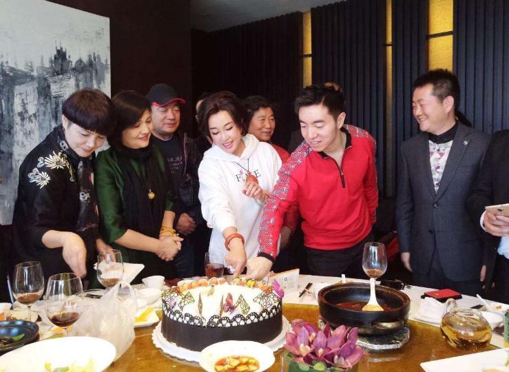 69岁刘晓庆和妹妹罕见同窗照片,刘晓庆的家庭背景