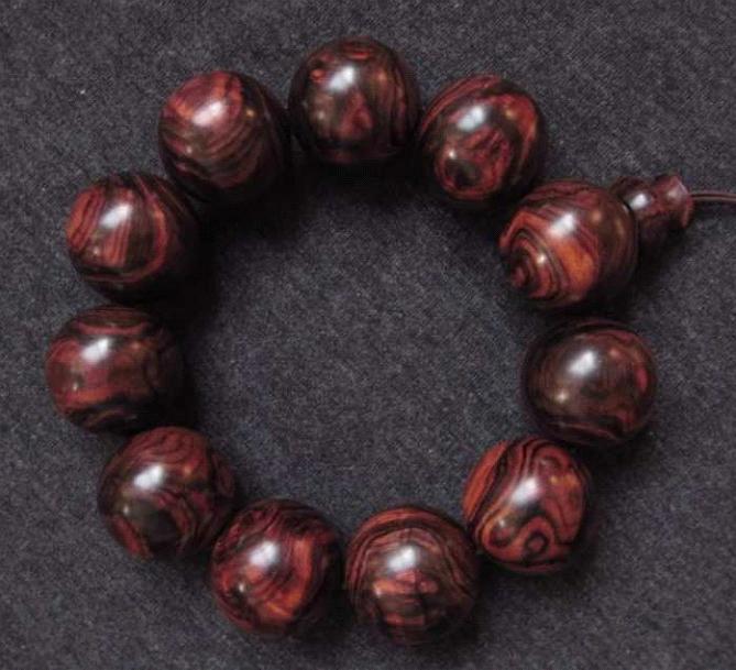 大漆珠手串值得盘玩吗,木质珠串的盘玩与变化