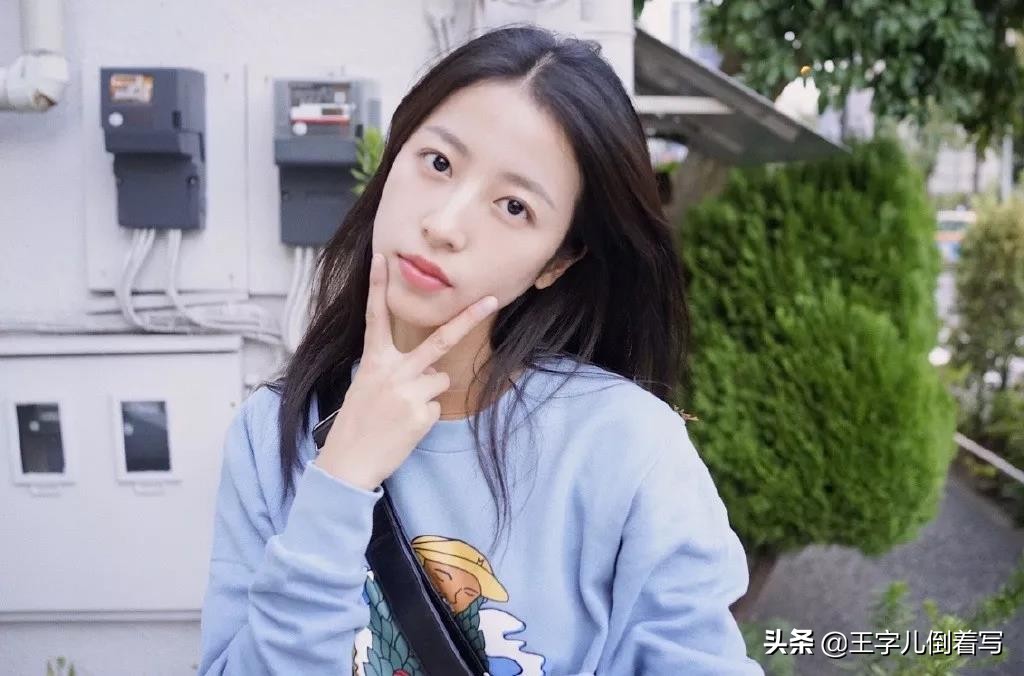 女生怎么摆pose怎么拍照好看,小女孩拍照如何摆pose戴帽子