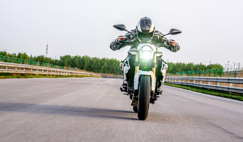 贝纳利tornado302跟飓风302r,新款贝纳利302r5秒破百