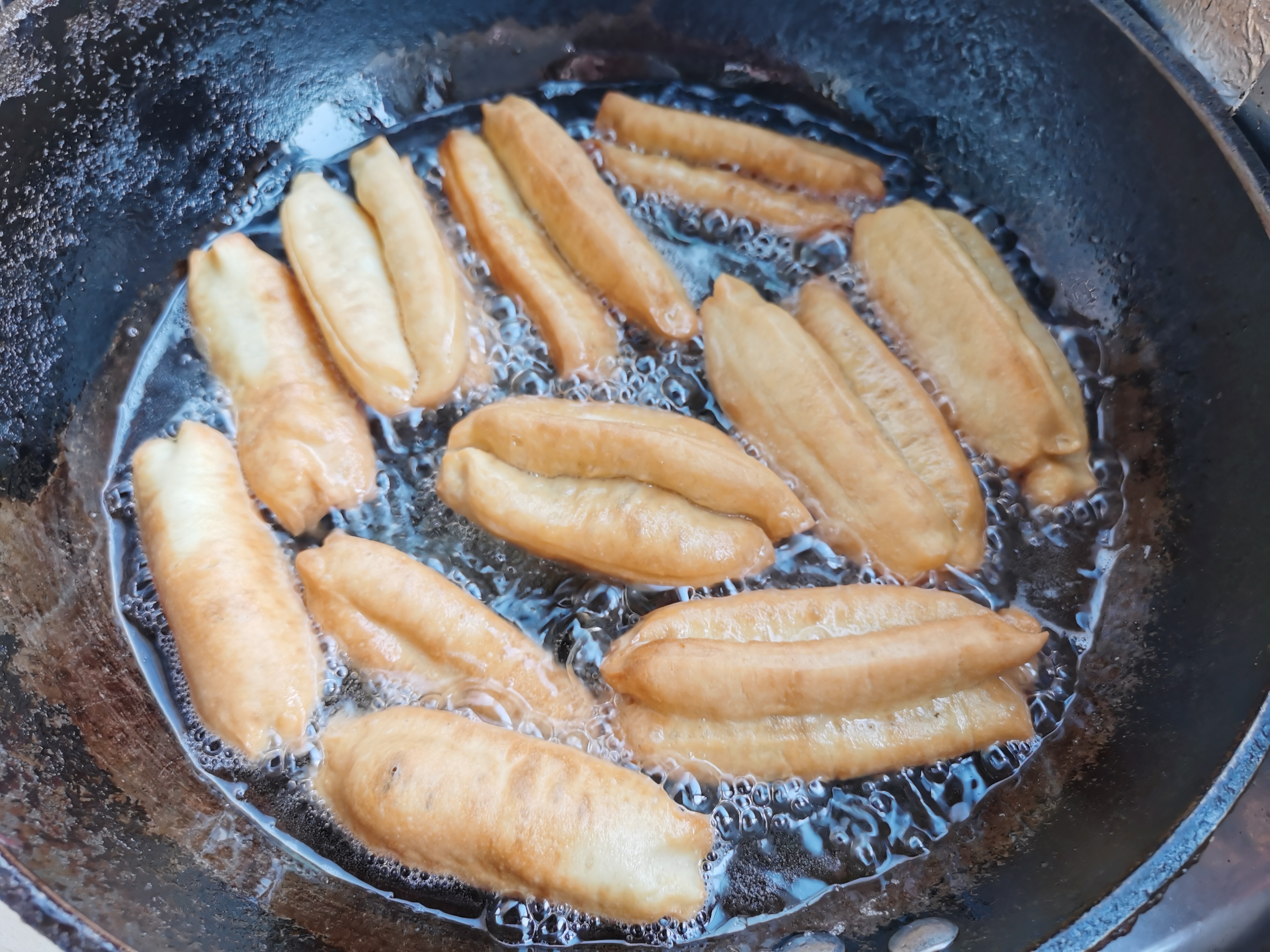 在家炸油条单用酵母和鸡蛋行吗,1斤面2个鸡蛋炸油条的配方