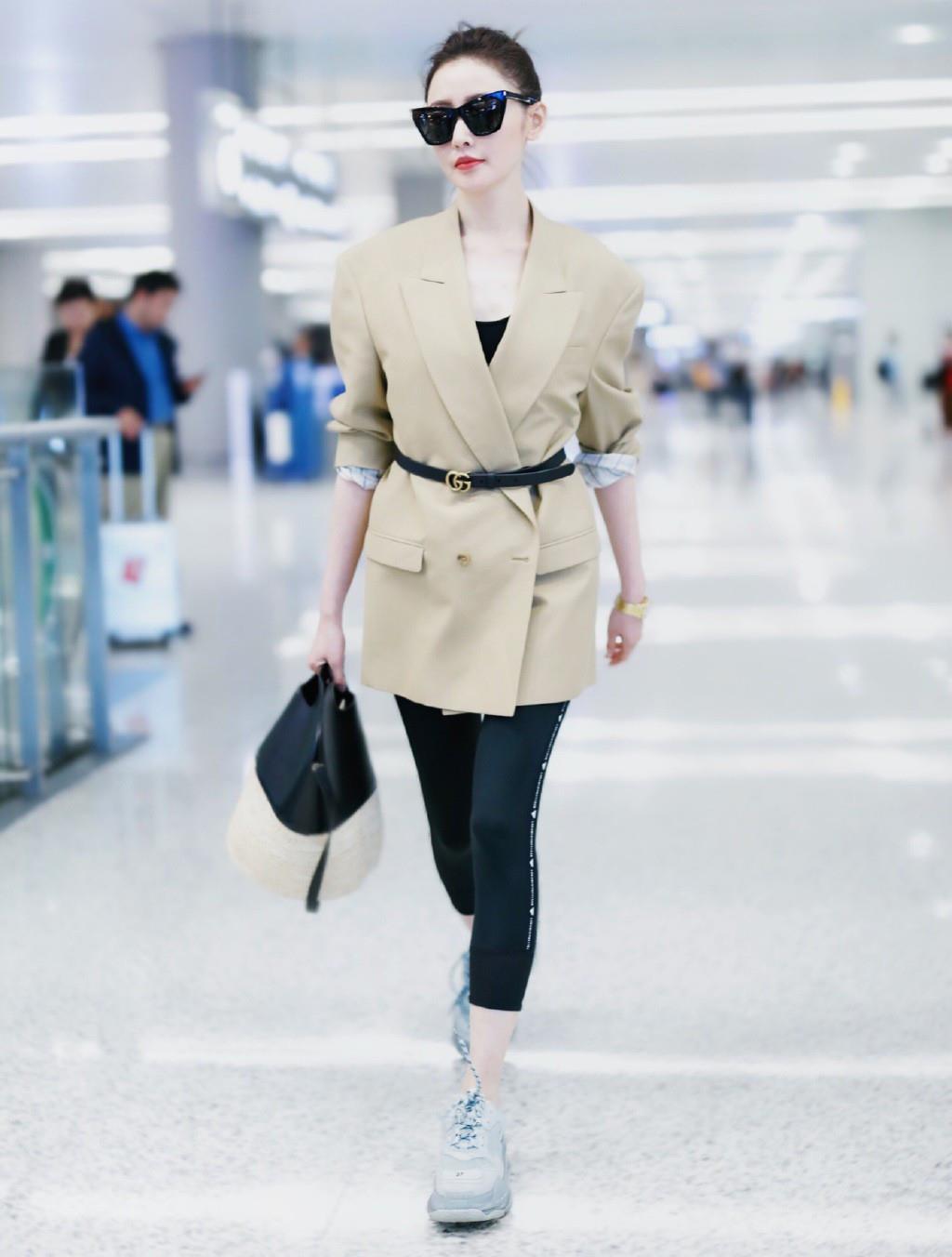 baby穿阔版西装秀蛮腰,baby黑西装造型气场全开