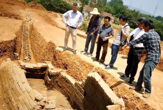 河南老农挖出一口棺材,农民建房挖出红棺视频