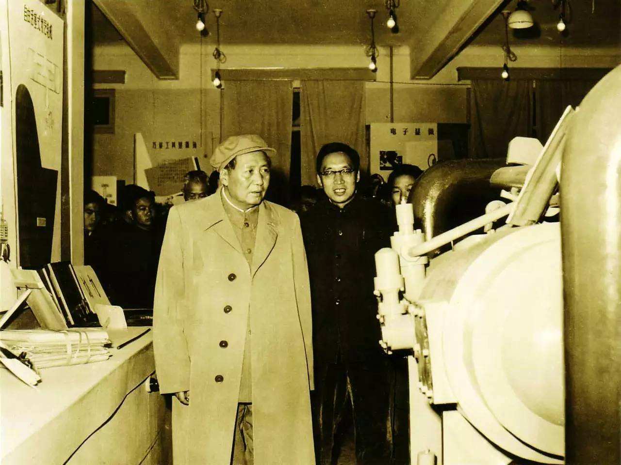 毛主席塑像曾是大学地标：山大挥手像留存后成*物文**，背后历史感人