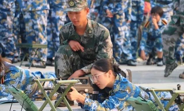 军训教官来学校军训,去学校的教官都是军人吗