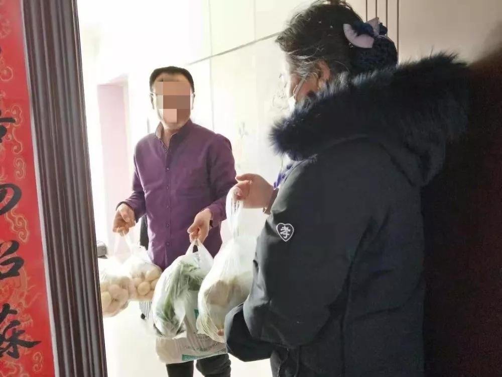 疫情无情人有情爱心蔬菜送一线,疫情无情人有情超市平价回馈顾客