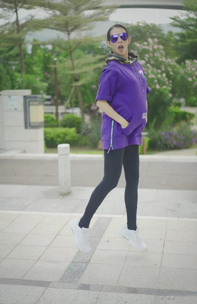 蔡少芬穿孕妇裙现身,46岁高龄产妇蔡少芬