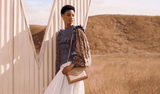 3种释放“我可撩”信号的方式，最后一种太高级：走路带风身价高