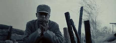 全程高能，开播17分钟不敢走神1秒，这部B级片把他拍活了