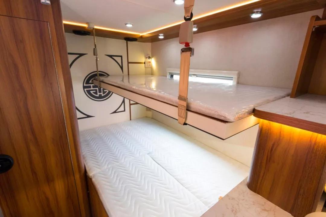 骏驰依维柯c型纵置床房车,2.98米的子母床c型依维柯房车