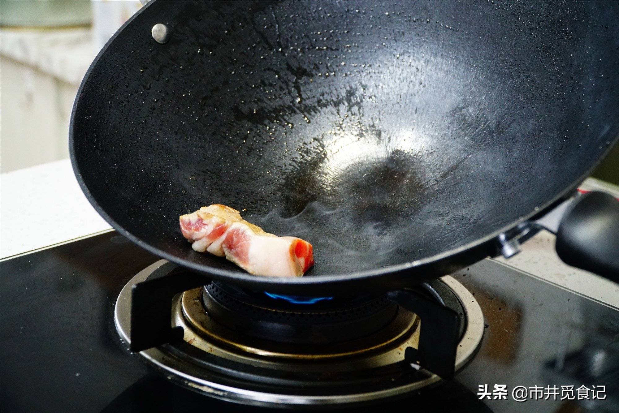 新买的铁锅千万不要着急炒菜,新买的铁锅千万别直接开锅