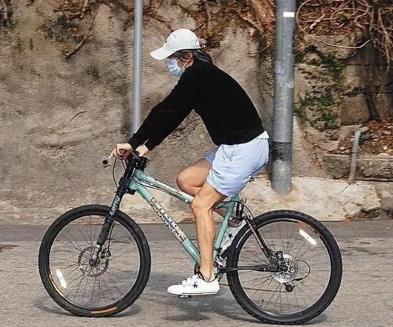 58岁周星驰终于露面了,五十八岁的周星驰