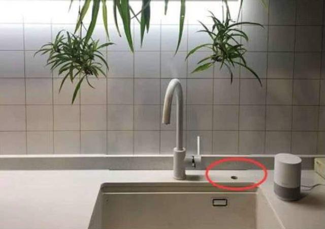 洗碗发现水槽边有个洞,洗碗水槽有小洞怎么修补