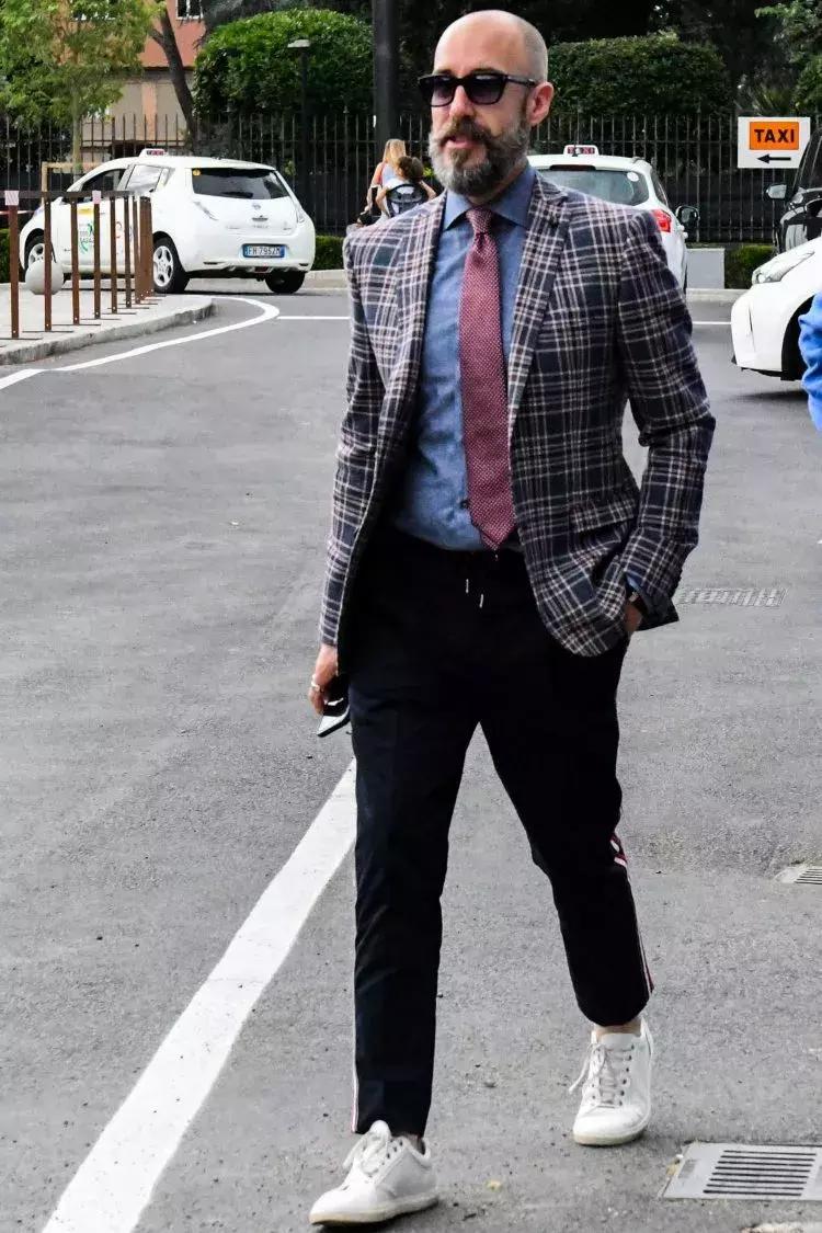 运动裤的多种穿搭方式,男生灰色运动裤怎么穿搭