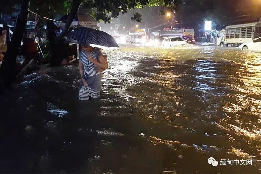 仰光雷雨，积水没过大腿，不少车子在水中“游”