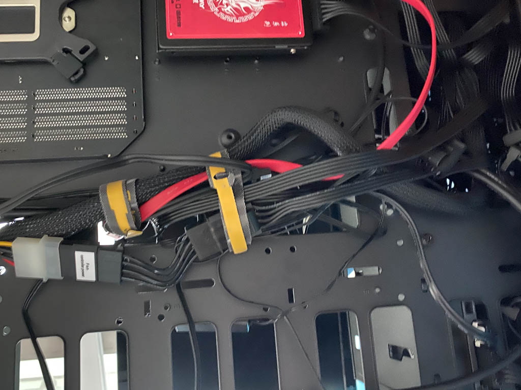 现在的机箱只能装一个机械硬盘,侧透机箱能装光驱