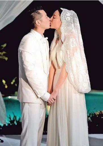 先被43万人看*处私**，后因坠楼树枝穿肺，今39岁的郑希怡涅槃重生