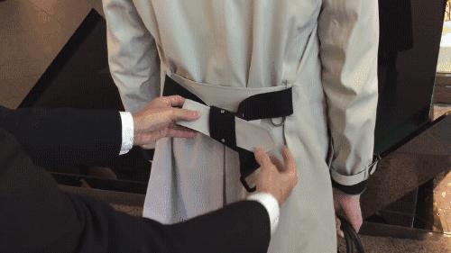 怎么绑风衣后腰带,男士风衣后面腰带怎么系