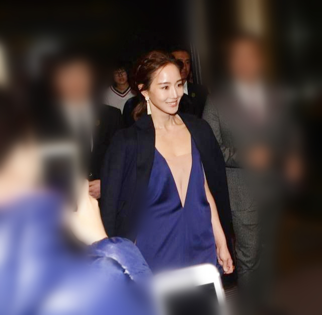 张钧甯深v裙现身,张钧甯身穿白色深v礼服裙