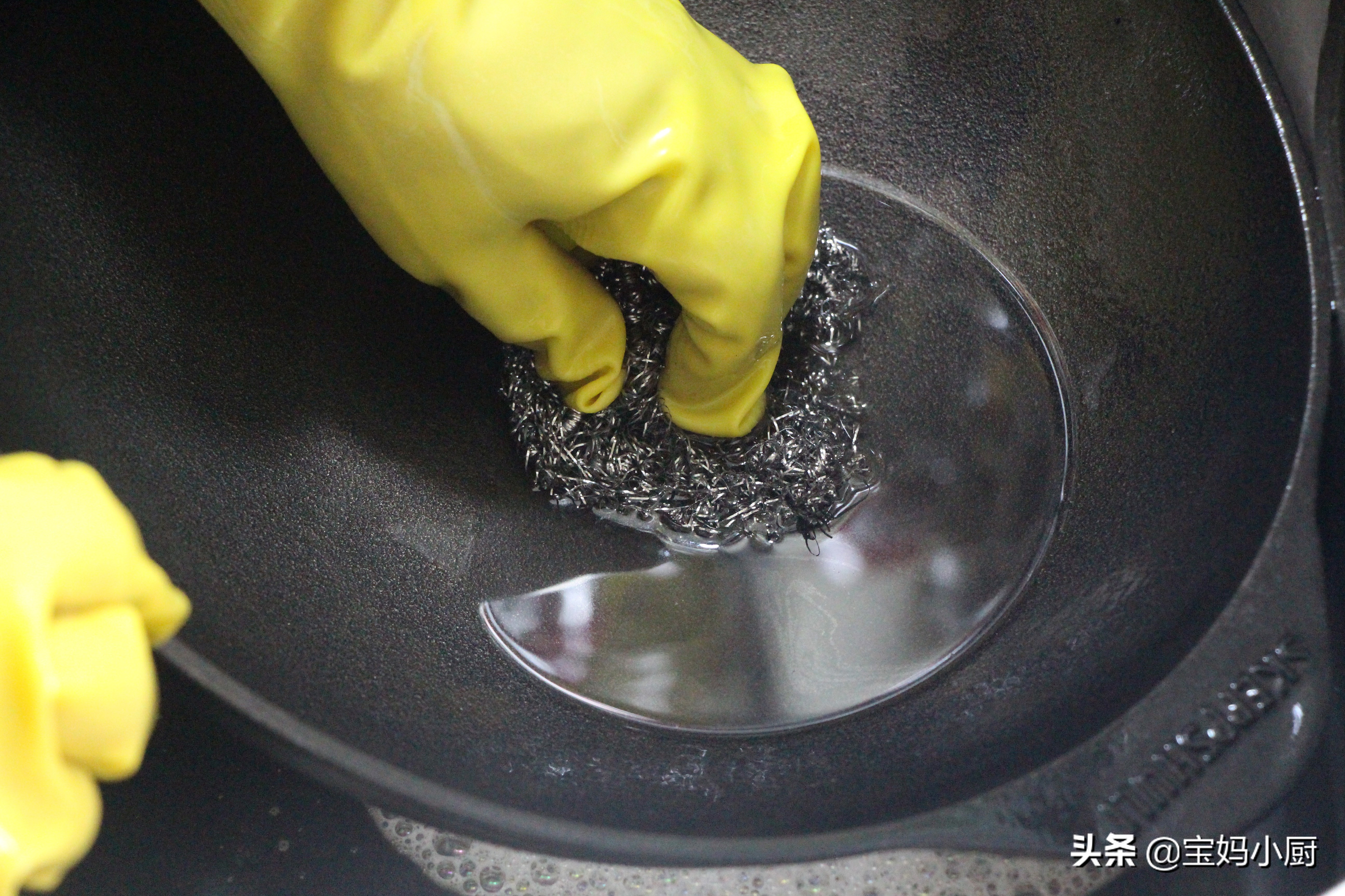 铁锅怎么开锅可以用植物油吗,铁锅怎么开锅必须用猪皮吗