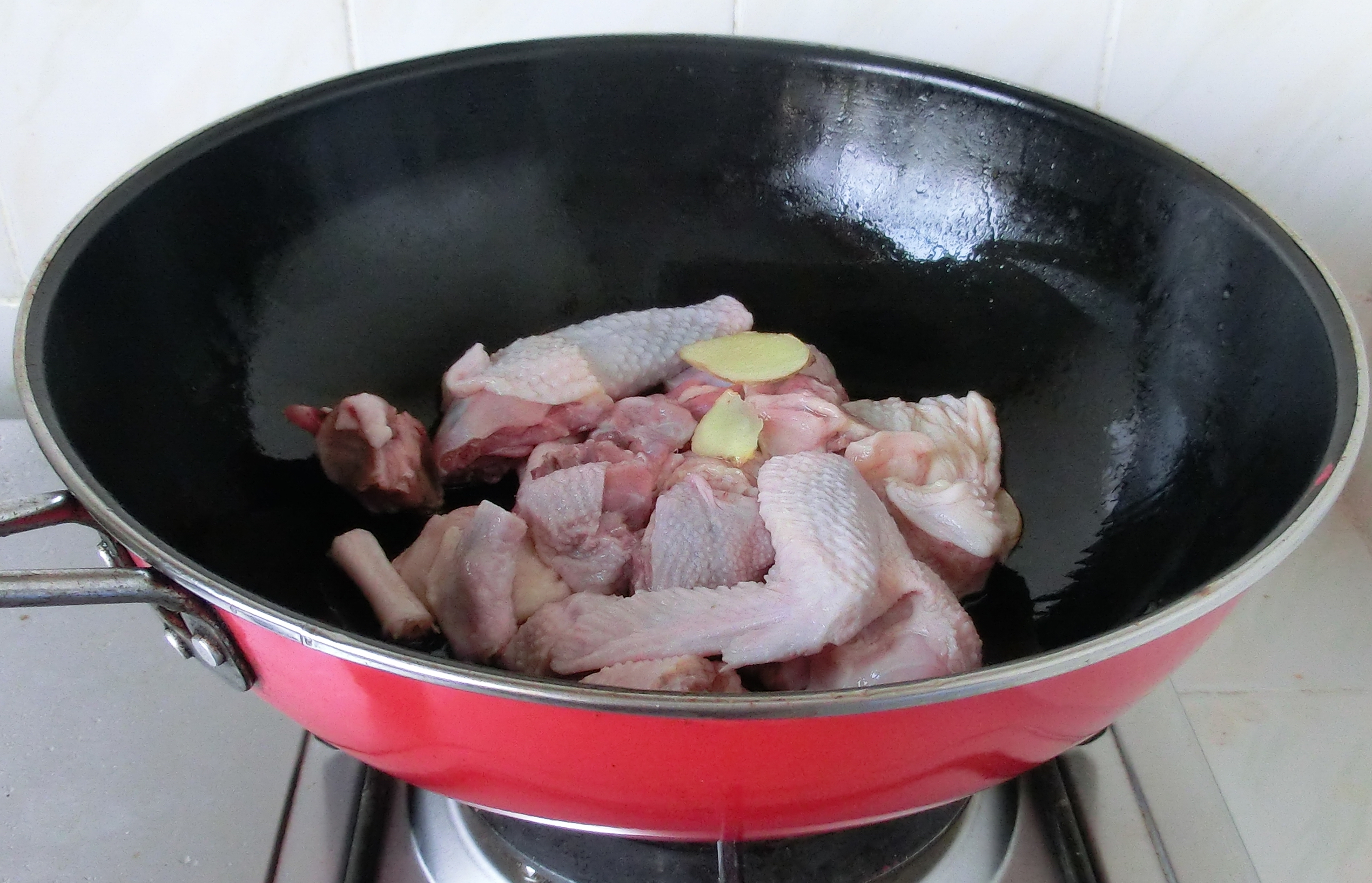 瓦罐土鸡汤怎么炖好喝又营养,好吃又营养土瓦罐熬的老母鸡汤