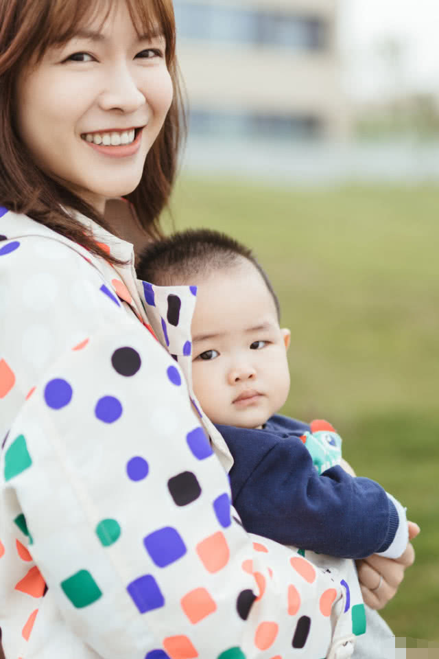 李艾的儿子小灯泡,李艾老公晒娃父子同框儿子超可爱