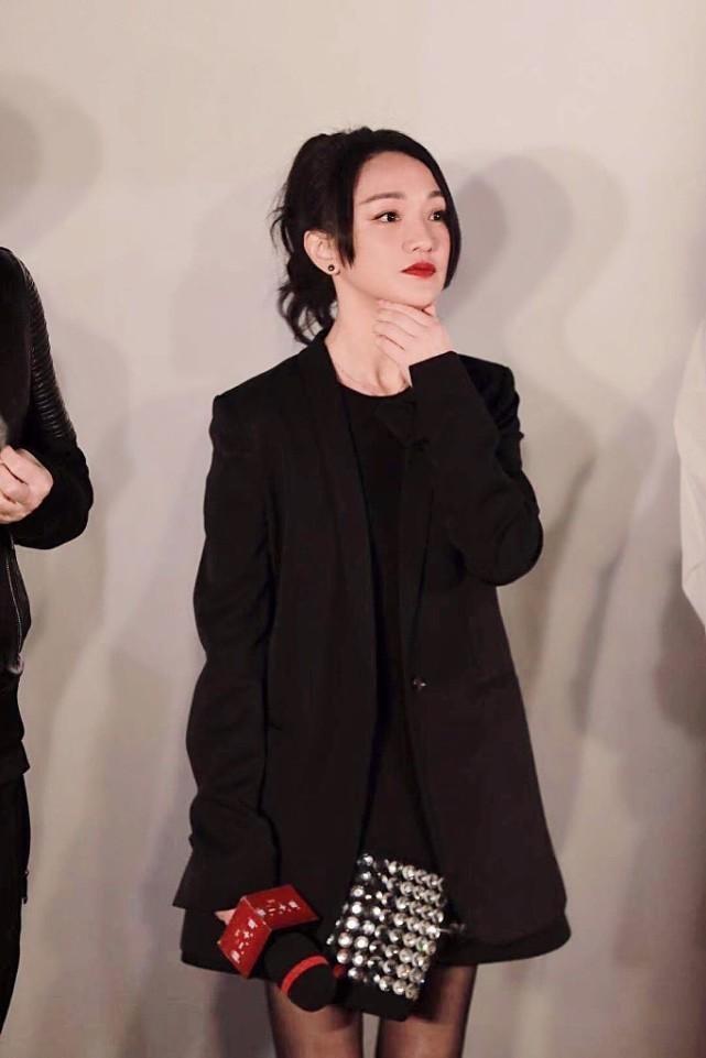 周迅穿黑条西装,周迅西装造型图片