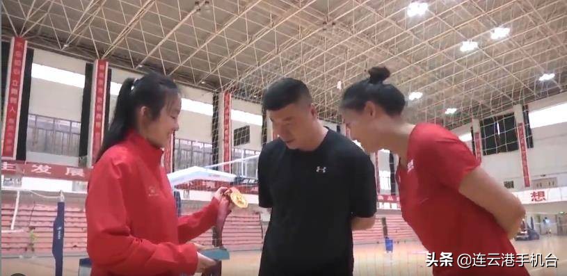 港城女排四连冠,排球女将夺冠