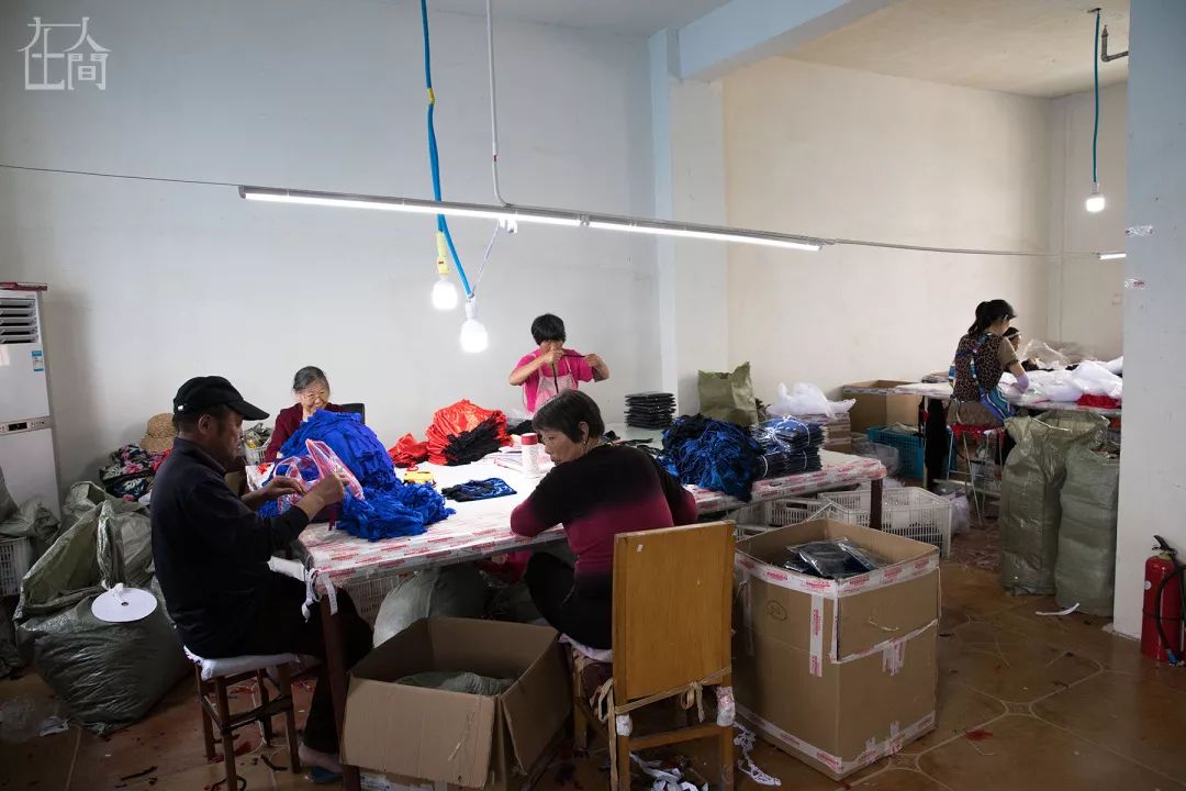 在人间丨情趣内衣小镇的乡村女工，每天往返于工厂与田地之间