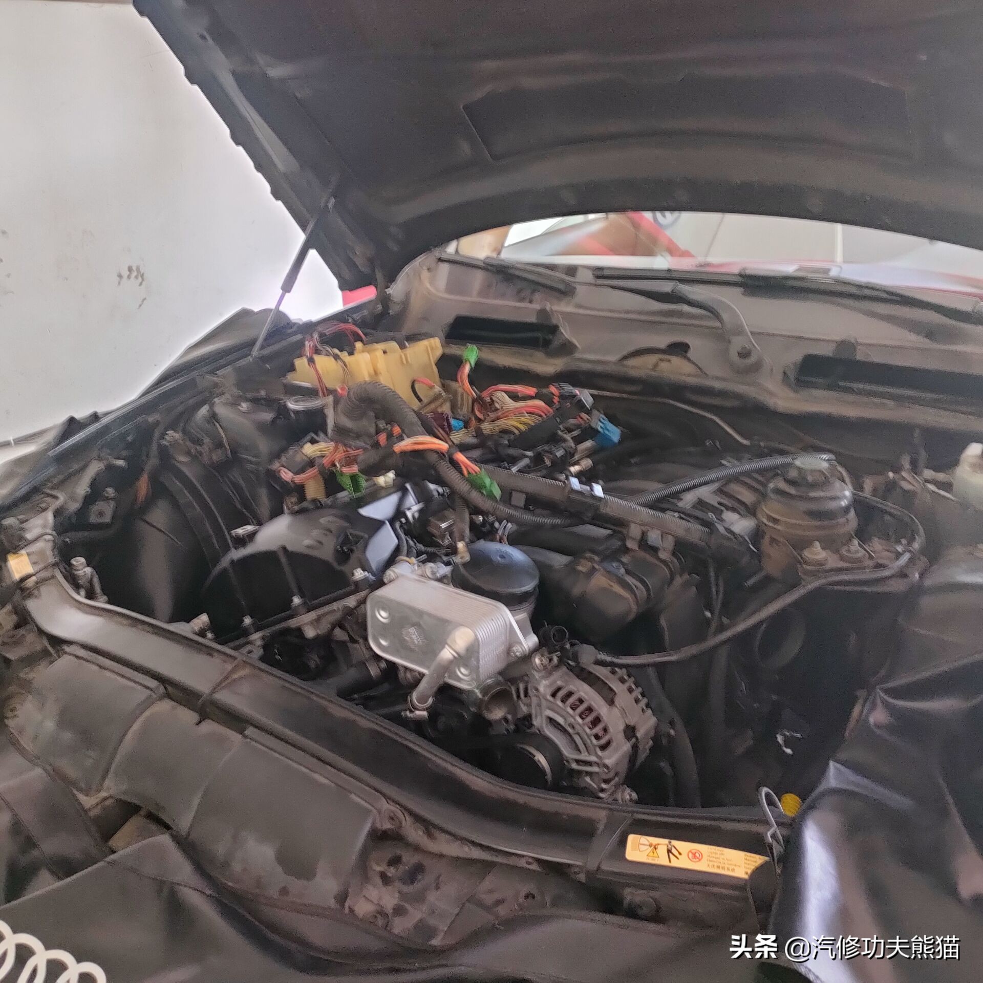 宝马e90325i2007款,宝马e90漏机油通病