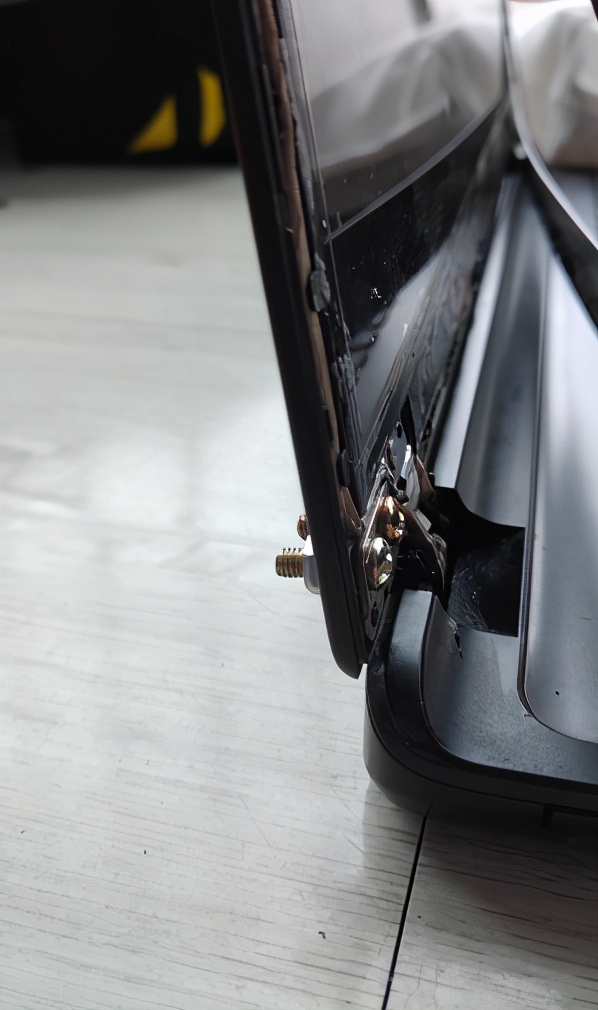 笔记本屏轴坏了有必要修吗,笔记本屏幕维修大概多少钱