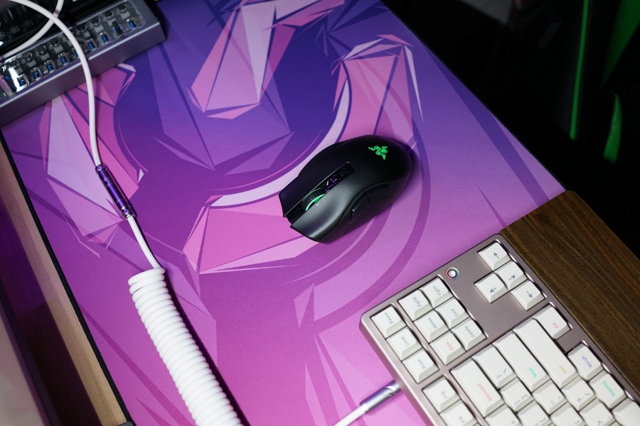 雷蛇那伽梵蛇专业版鼠标测评,雷蛇那伽梵蛇专业版和v2的区别