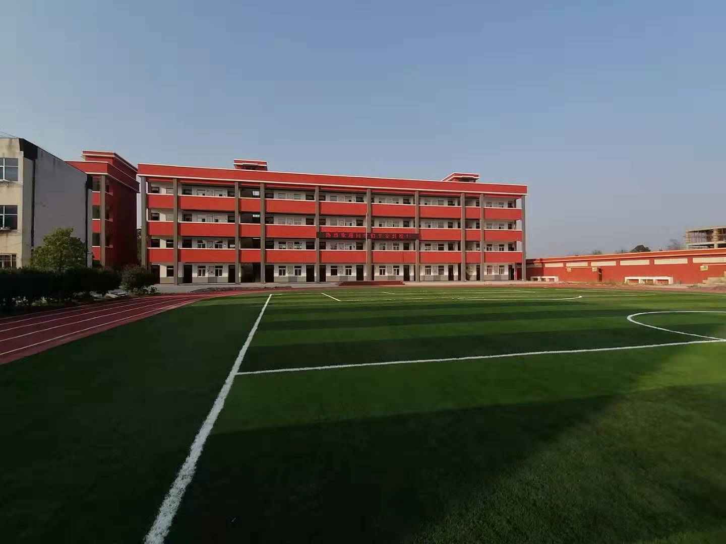 平桥区推进中小*运学**动场标准化建设，塑胶运动场比例达70%