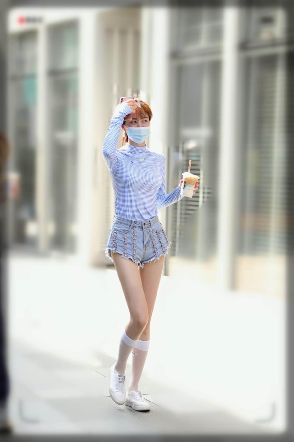 今年流行的长袜搭配,显瘦长筒袜穿搭