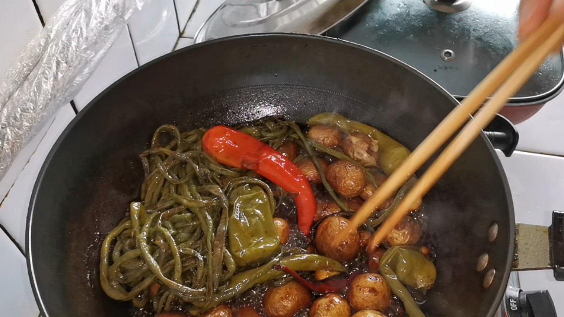 东北呼咸菜的食谱,老东北美食三餐必备的小咸菜