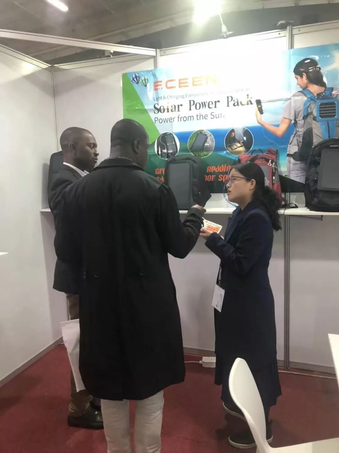 富士康工程师转行生产太阳能背包，年销百万个，照亮非洲贫民窟