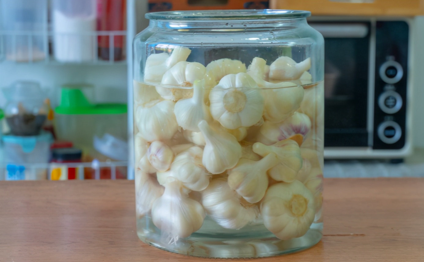 自制糖蒜的正确腌制方法,糖蒜这样做酸脆可口密封十天可吃