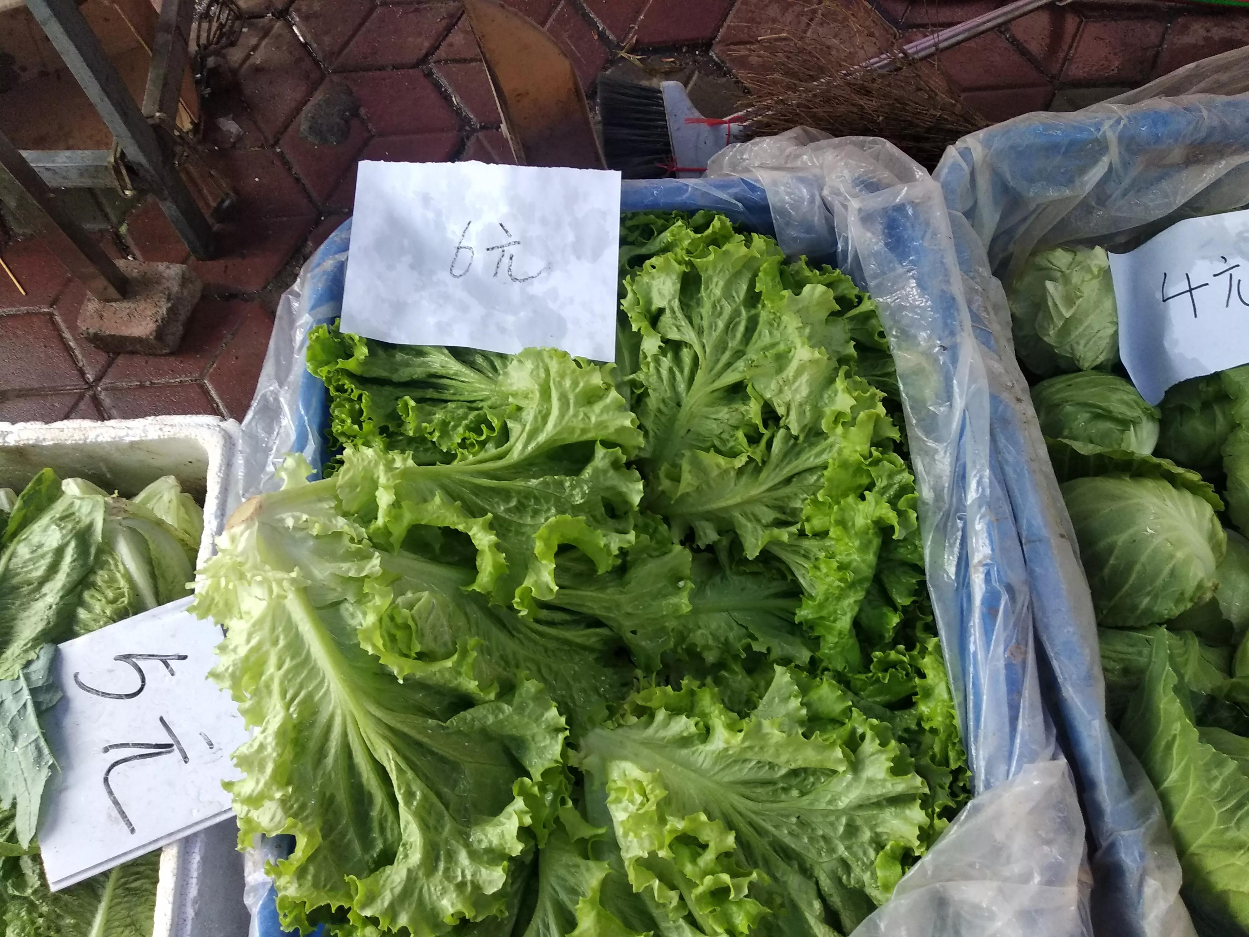 周末陪老丈人卖秋菜,丈母娘做了一大桌菜,网友:还有小姨子没