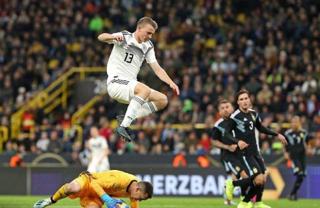 足球二人局部进攻战术训练图,足球菊花阵比赛视频