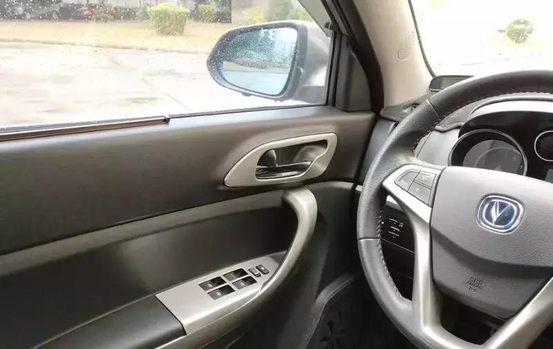 武汉女子被男友当街刺伤,一女子在地下停车场被男女围殴