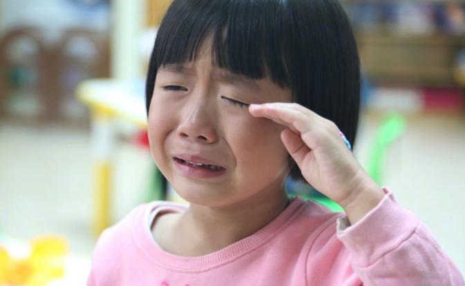 孩子太粘人一个多月不去上幼儿园，家长拿黏人的孩子该怎么办？